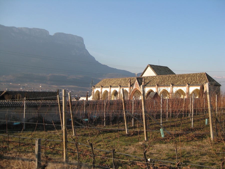 Friedhof in Girlan (Eppan, Südtirol) mit der Friedhofskapelle, im Hintergrund der Gantkofel