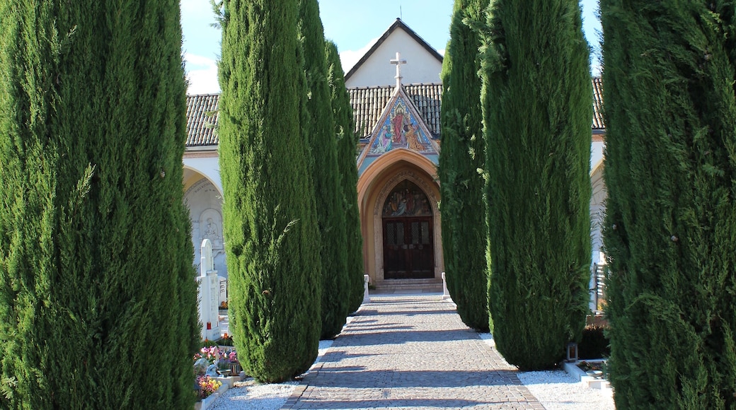 Friedhofskapelle in Girlan - Eingangsallee