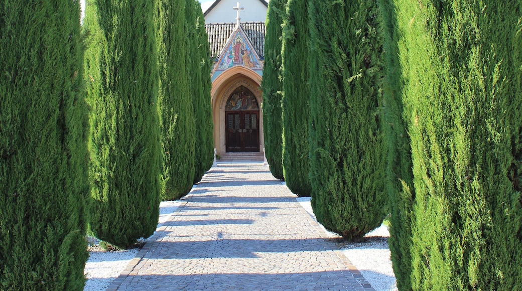 Friedhofskapelle in Girlan - Eingangsallee