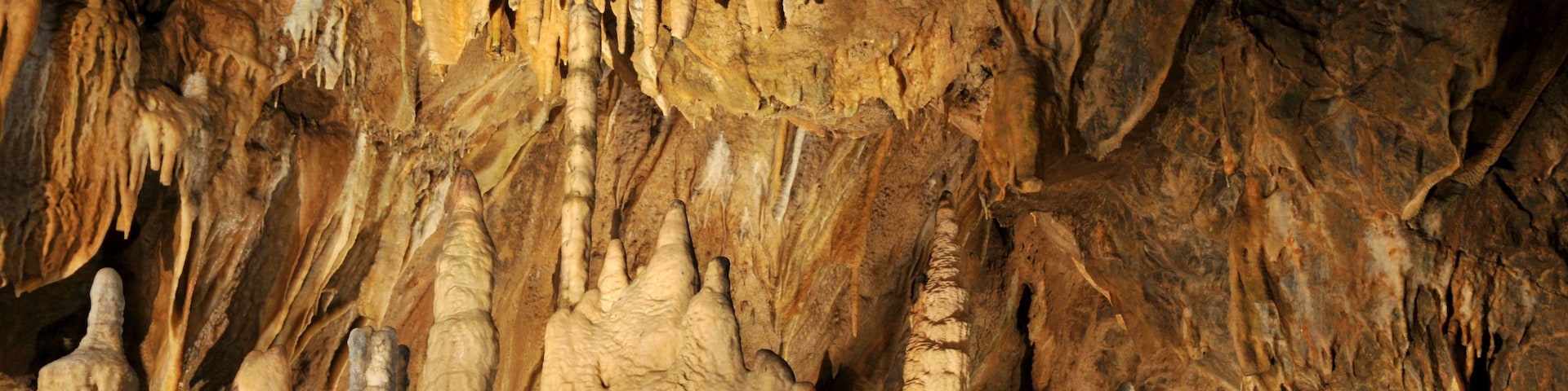 Una cueva con estalactitas y estalagmitas.