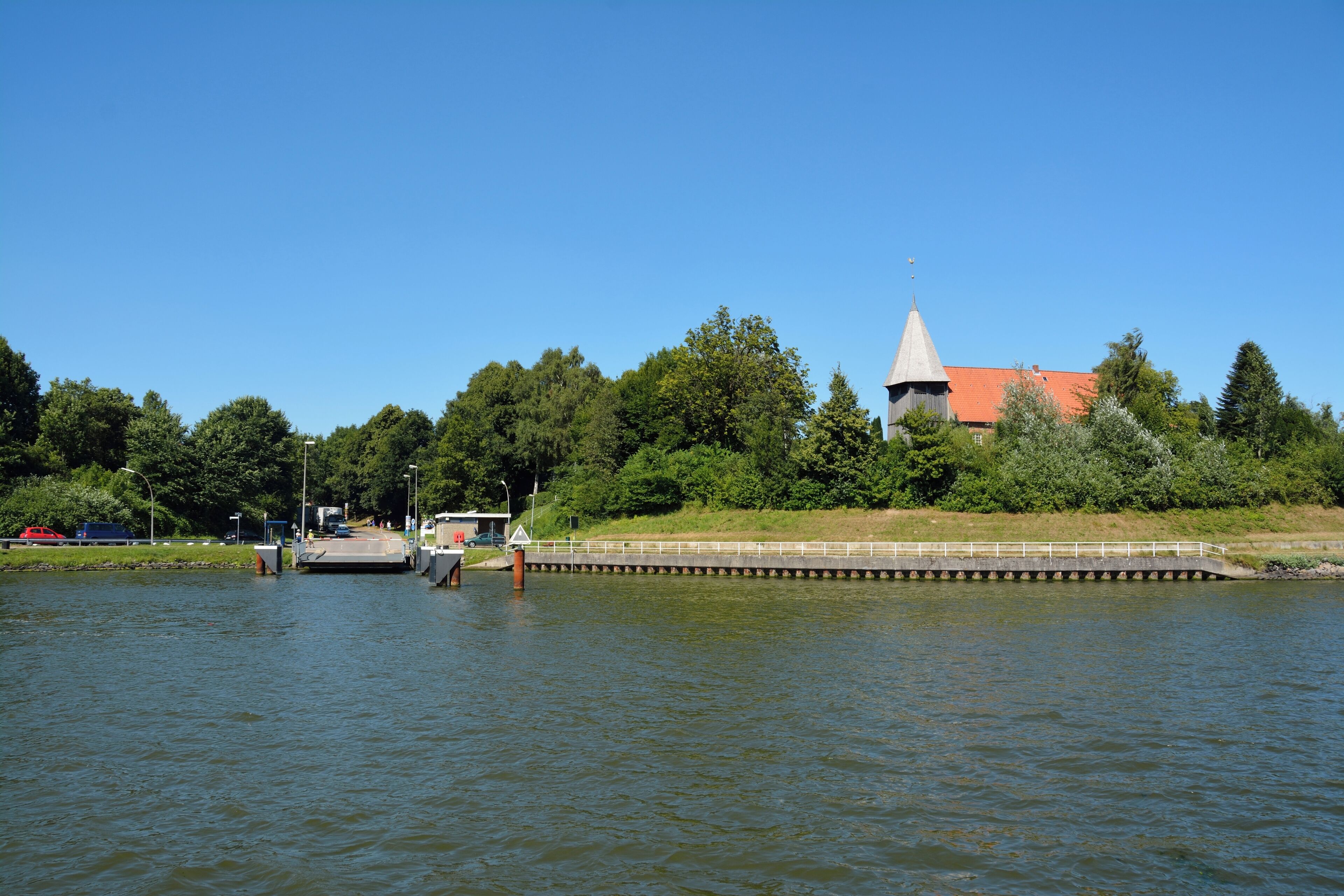 Fähranleger und Kirche