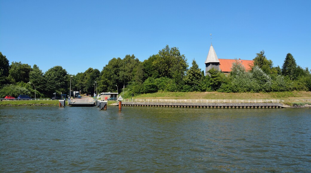 Fähranleger und Kirche