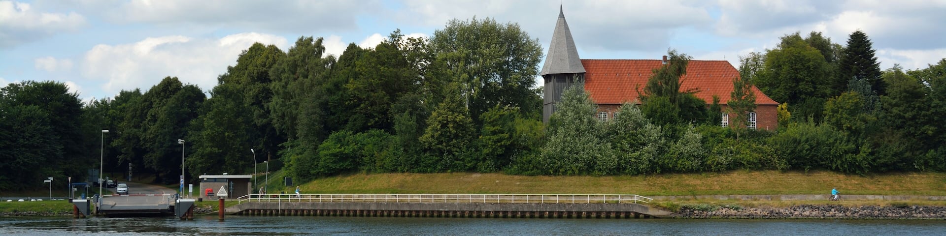 Fähranleger in Sehestedt, mit St. Peter-und-Paul-Kirche