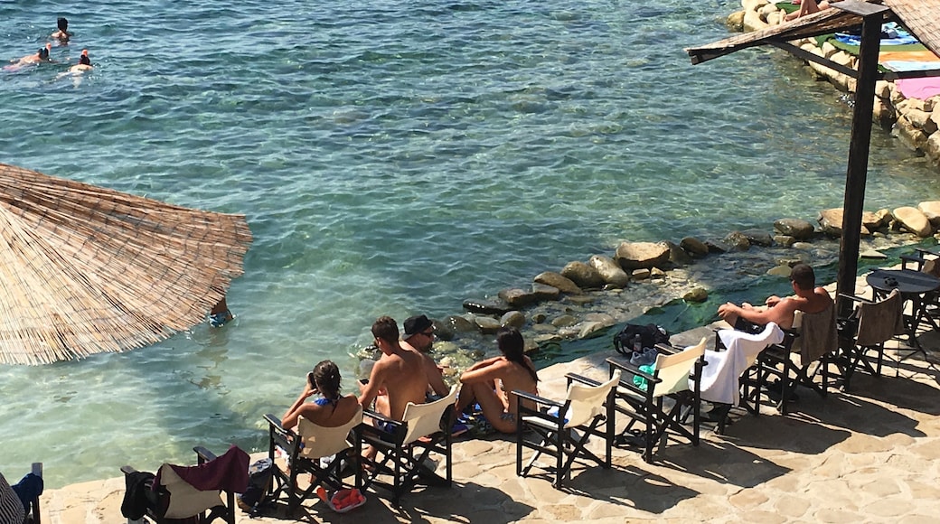 The beach on the far side of Cameo Island, in itself could be a ‘closed shop’, if you let it.