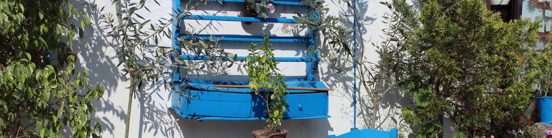 Deux chaises bleues au village Adel en Crete
