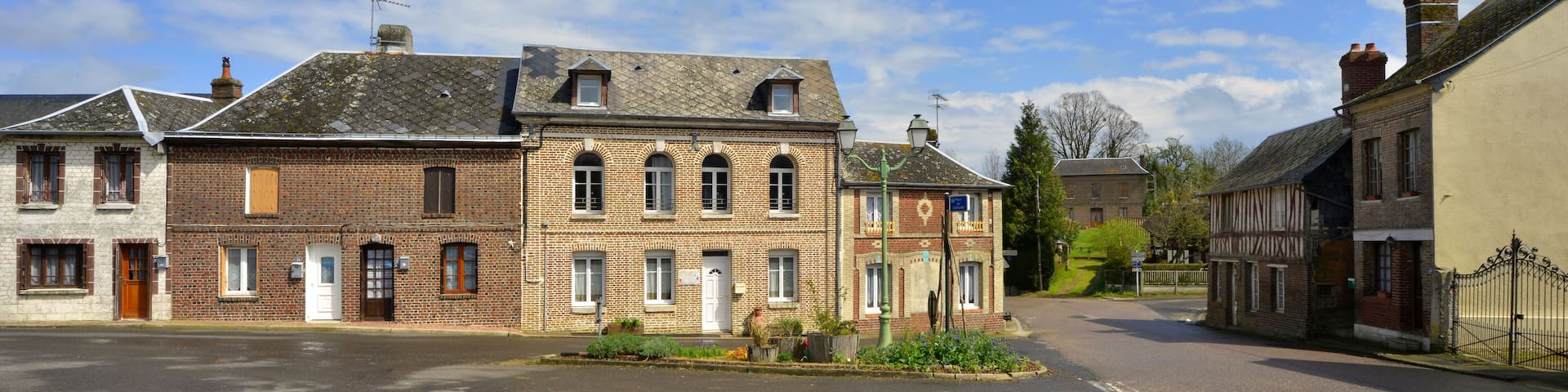 Panoramique Hauville (27350) place de l'église, département de l'Eure en région Normandie, France