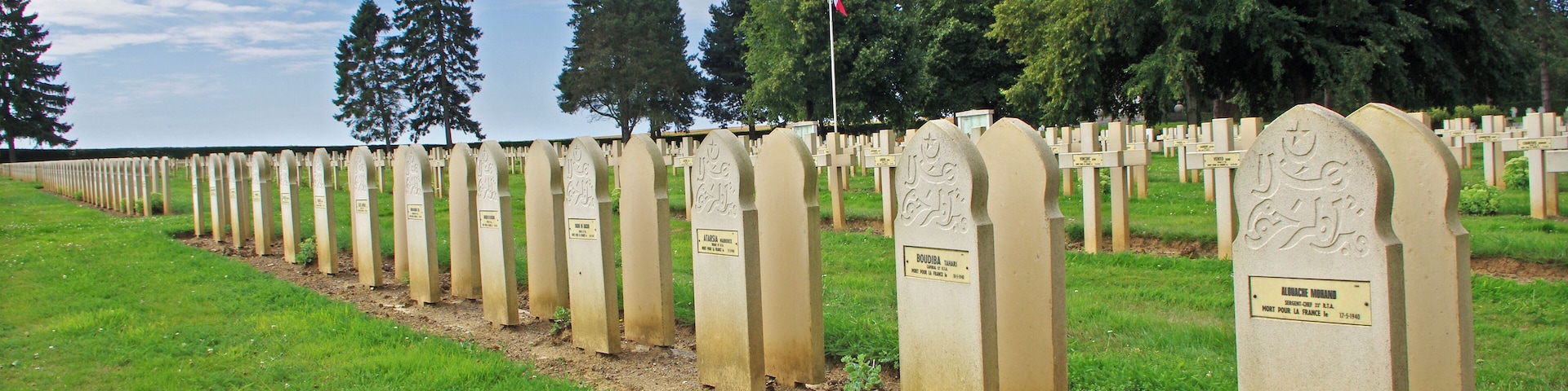Le cimetière de la Désolation à Guise. Ce cimetière contient les sépultures des soldats de différentes religions, tombés lors de la contre offensive du 29 août 1914, mais également en mai 1940 lors de la bataille de France. The cemetery Desolation Guise. This cemetery contains the graves of soldiers of different religions, who fell during the offensive against the August 29, 1914, but in May 1940 during the Battle of France.