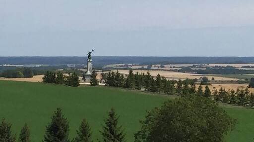 Panorama vu du Moulin de Valmy, avec, en fond, la statue commémorative du sauveur de la ville, Kellermann.