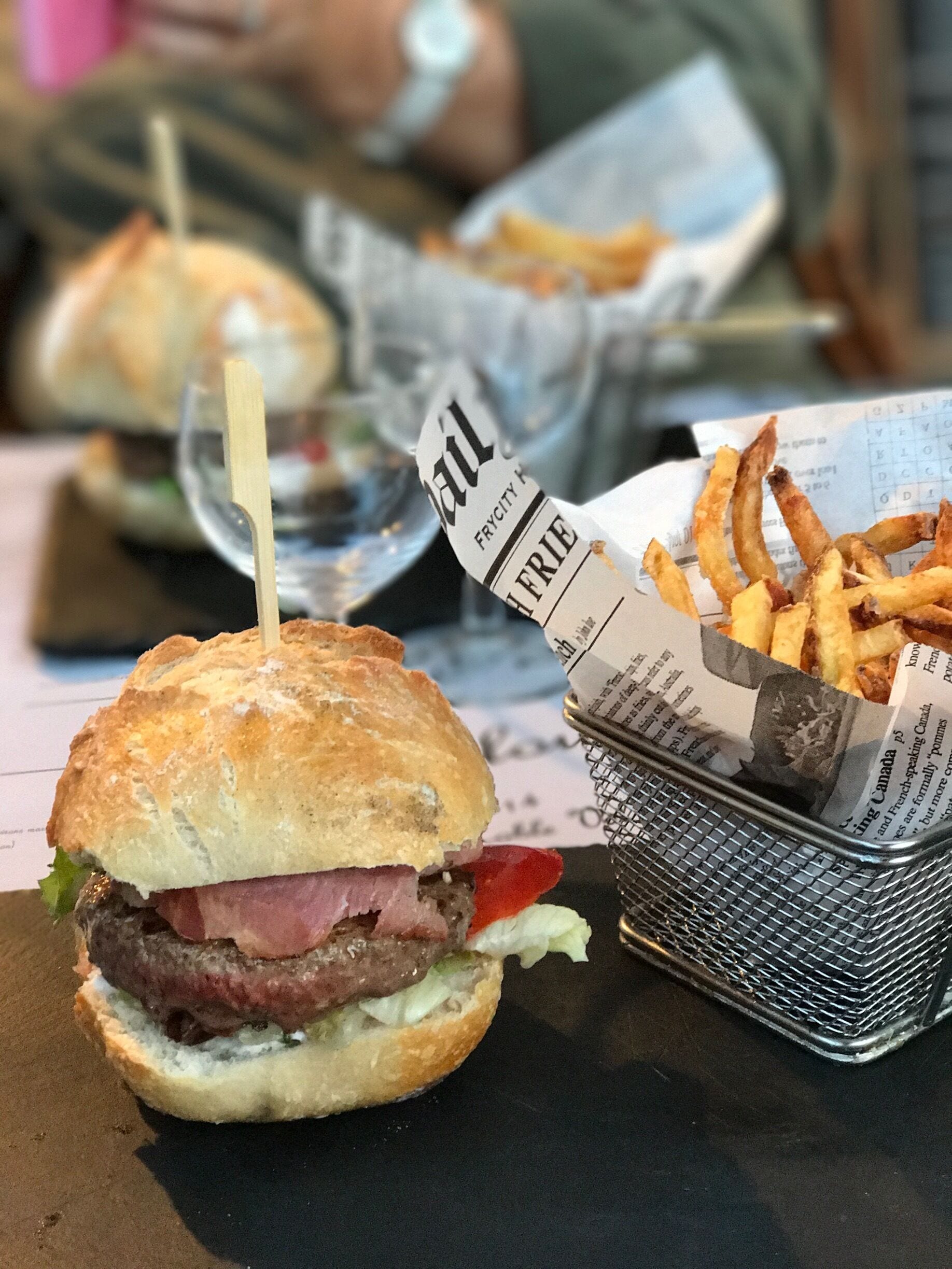 If you go to Saint-Antonin Noble Val don't fail to treat yourself with one of the delicious southwestern burgers of restaurant l'Andalouse! 😋
