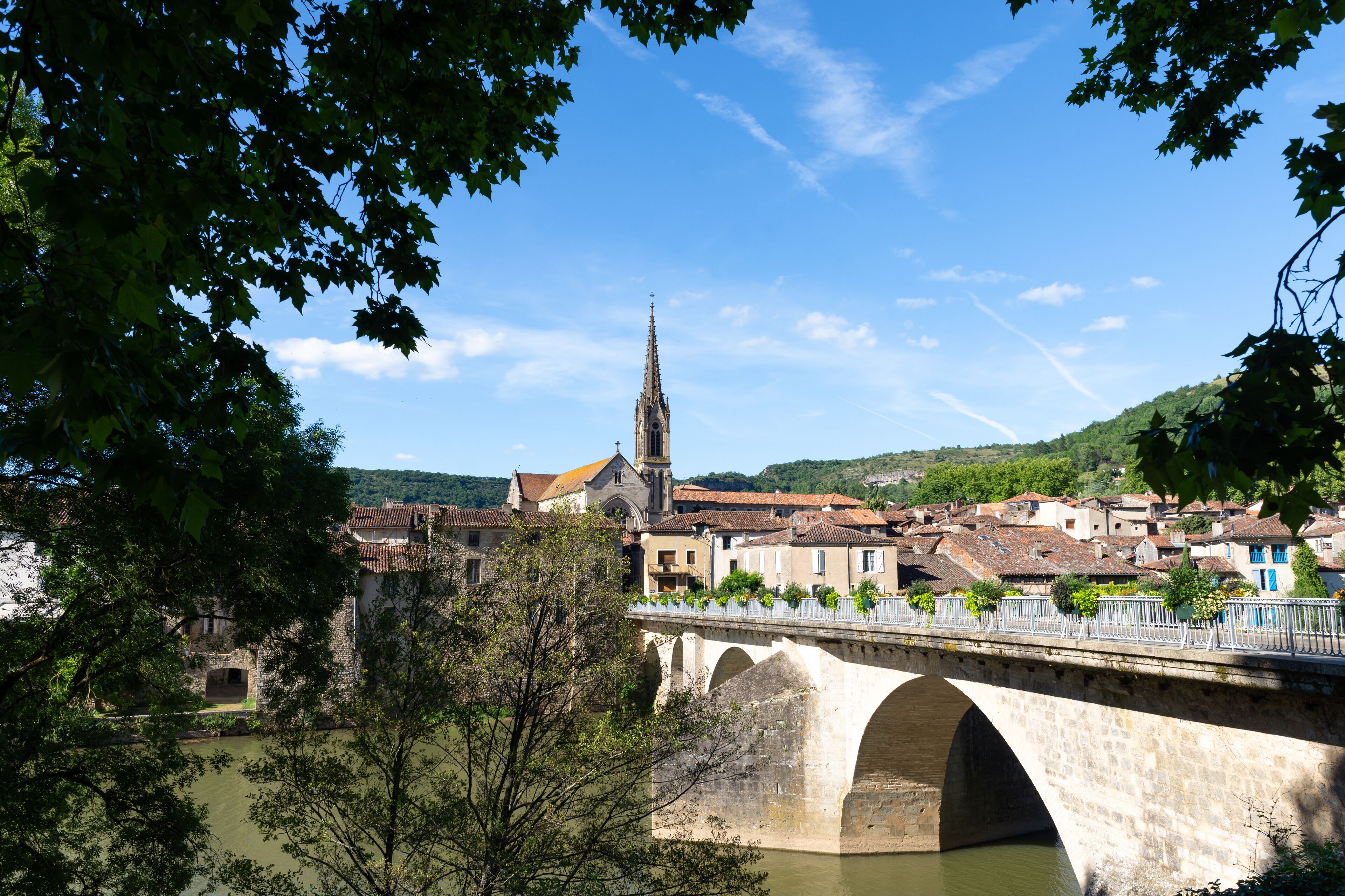 Village de Saint-Antonin-Noble-Val et fleuve de l'Aveyron
