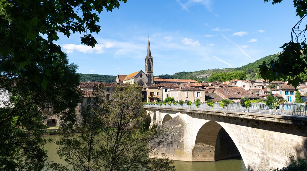 Village de Saint-Antonin-Noble-Val et fleuve de l'Aveyron
