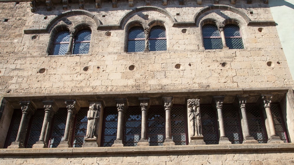 Un bâtiment historique doté d’arcs en plein cintre et de colonnes.