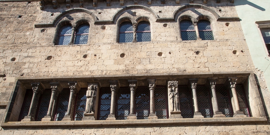 Un edificio histórico con ventanas de arco y columnas.