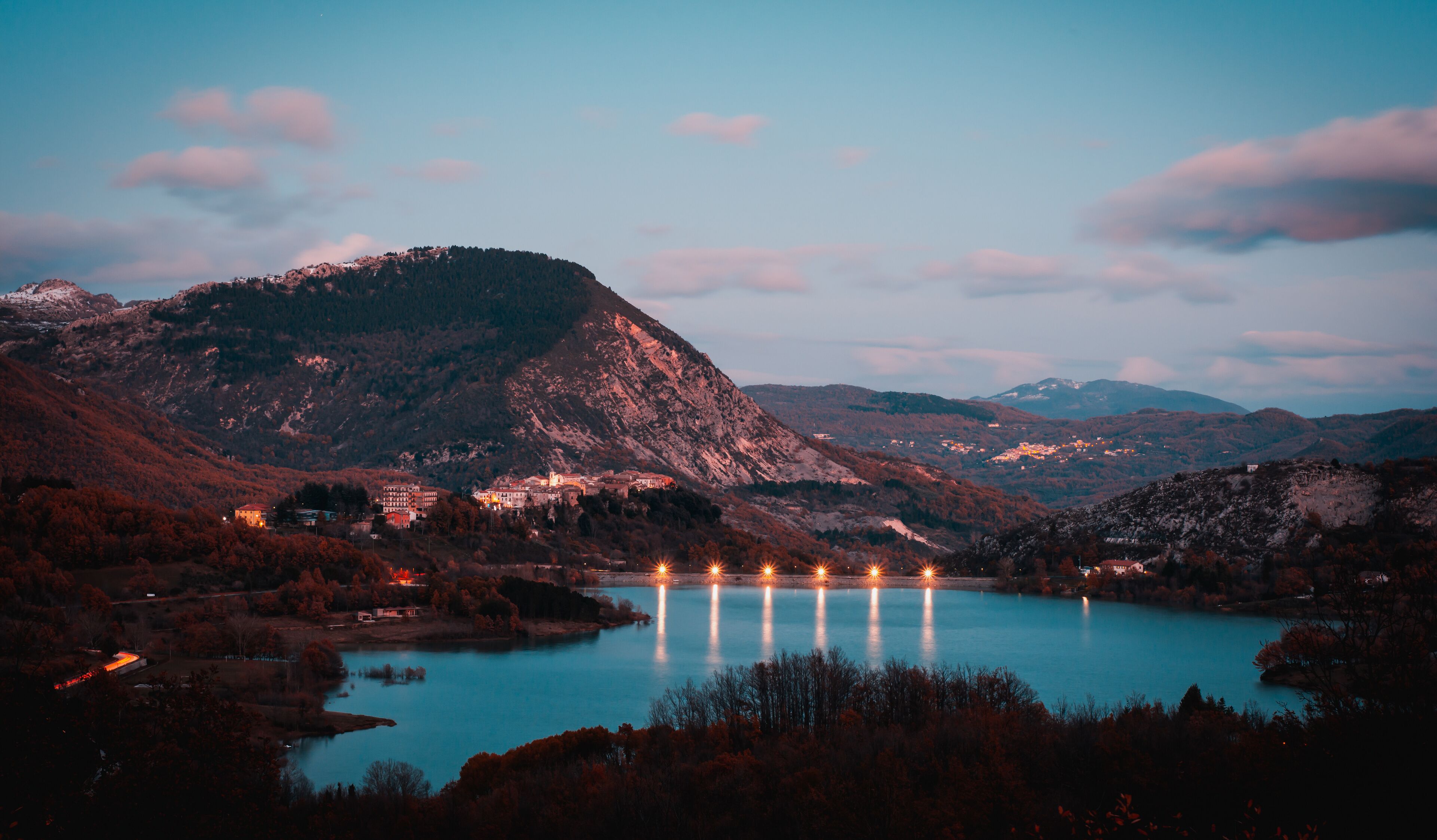 Paesaggio notturno del lago di Castel San Vincenzo, Molise Italia