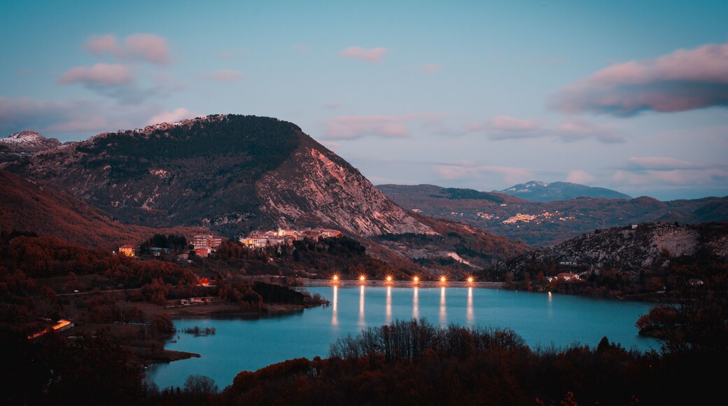 Paesaggio notturno del lago di Castel San Vincenzo, Molise Italia