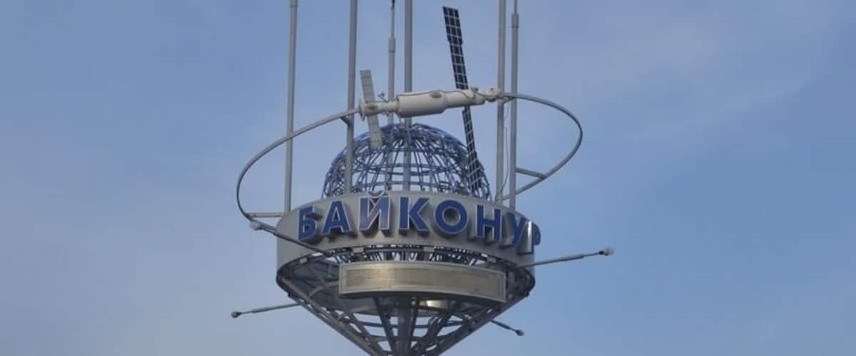 A tall structure with a spherical top and the word "БАНКОВИ" on it.