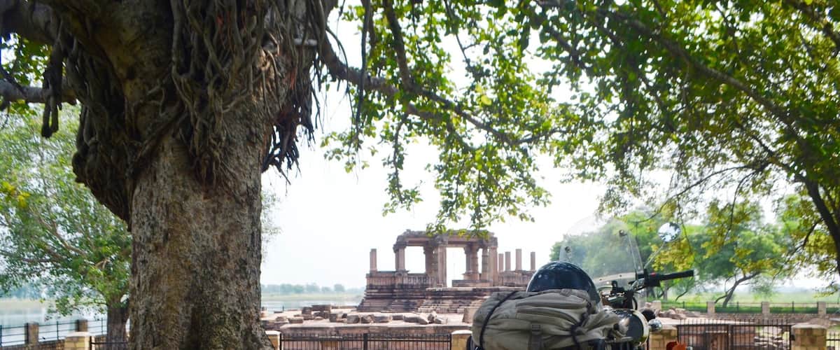 a small town in chitrkoot, this temple is built by chandel vansh, and destroyed by aurangjeb
