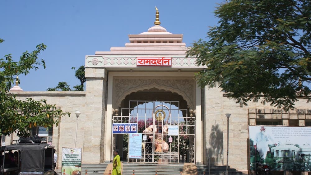 Ein Tempelportal mit einem Schild, auf dem 'Ram Mandir' steht.