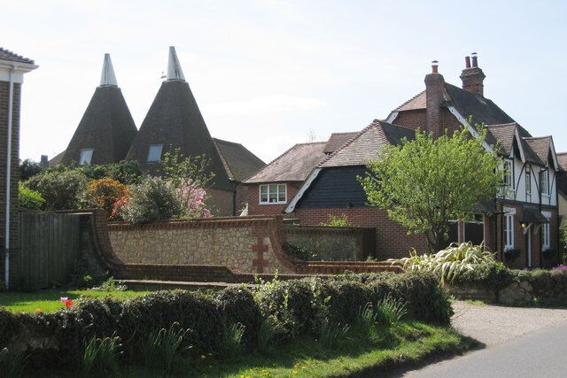 Morphews Oast, Teston Road, Offham, Kent Twin square kiln oast house. Grade II listed http://www.imagesofengland.org.uk/details/default.aspx?id=427017