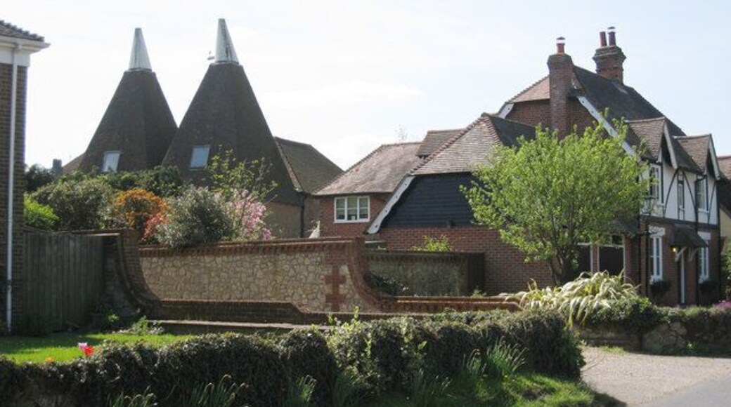 Morphews Oast, Teston Road, Offham, Kent Twin square kiln oast house. Grade II listed http://www.imagesofengland.org.uk/details/default.aspx?id=427017