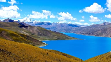 yamdrok lake 4,441 m or 14, 570 f , in Tibet look over MT. Everest some how this location isn't recognized by Trover