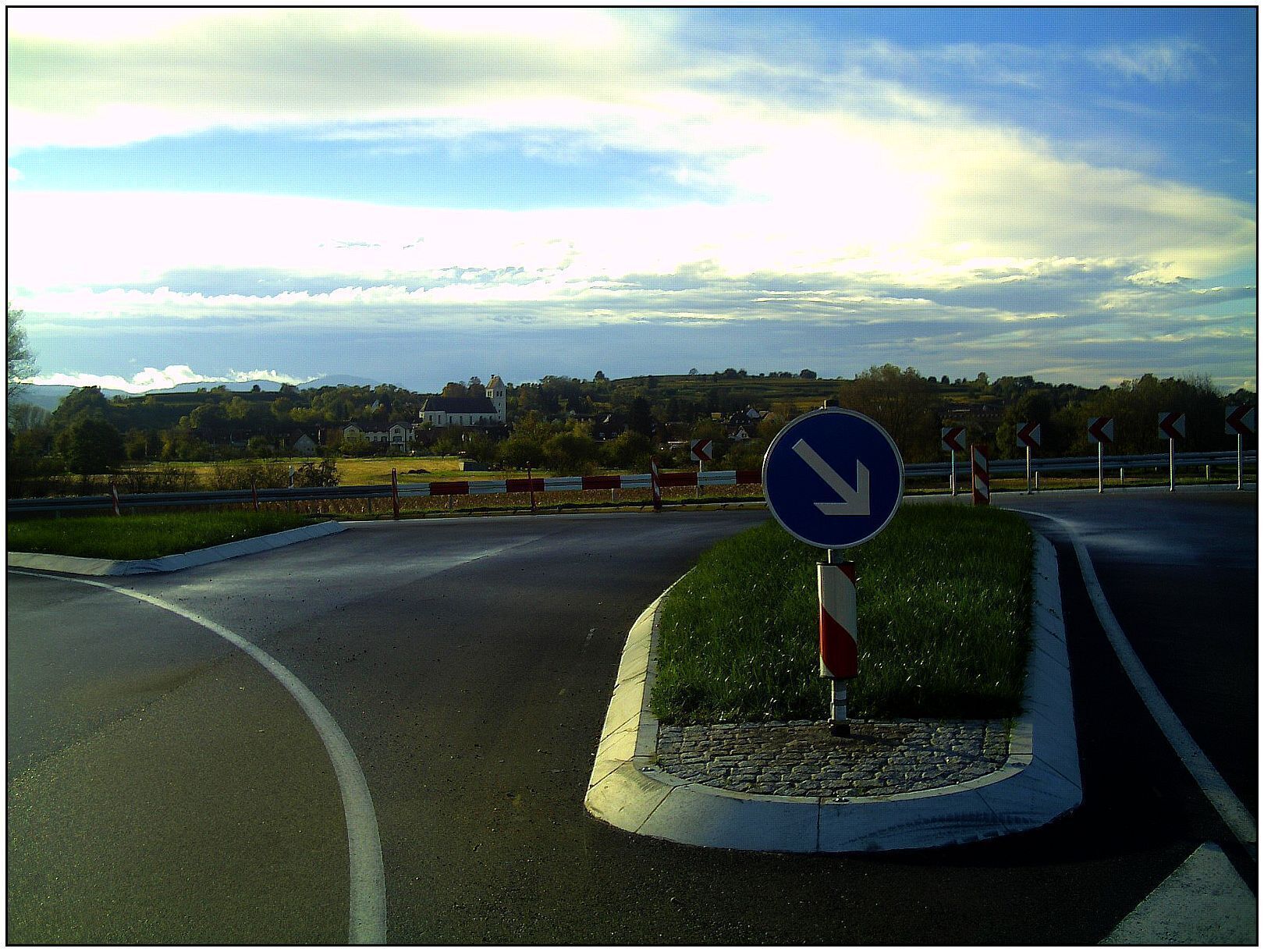 B31a trifft L117 nördlich von Gottenheim; sichtbar ist die St. Stephan Kirche Gottenheim