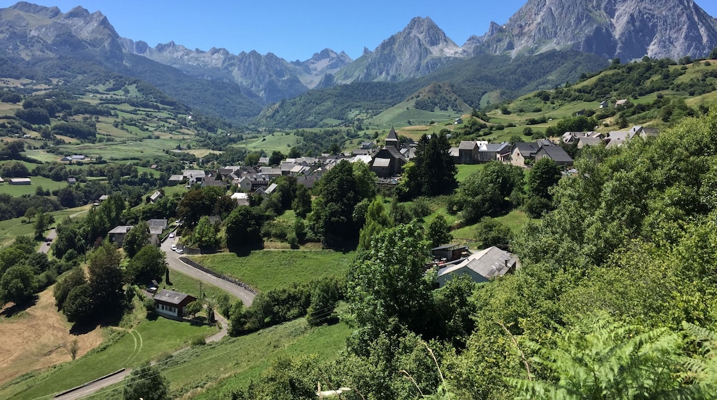 Le village de Lescun et le cirque du même nom.