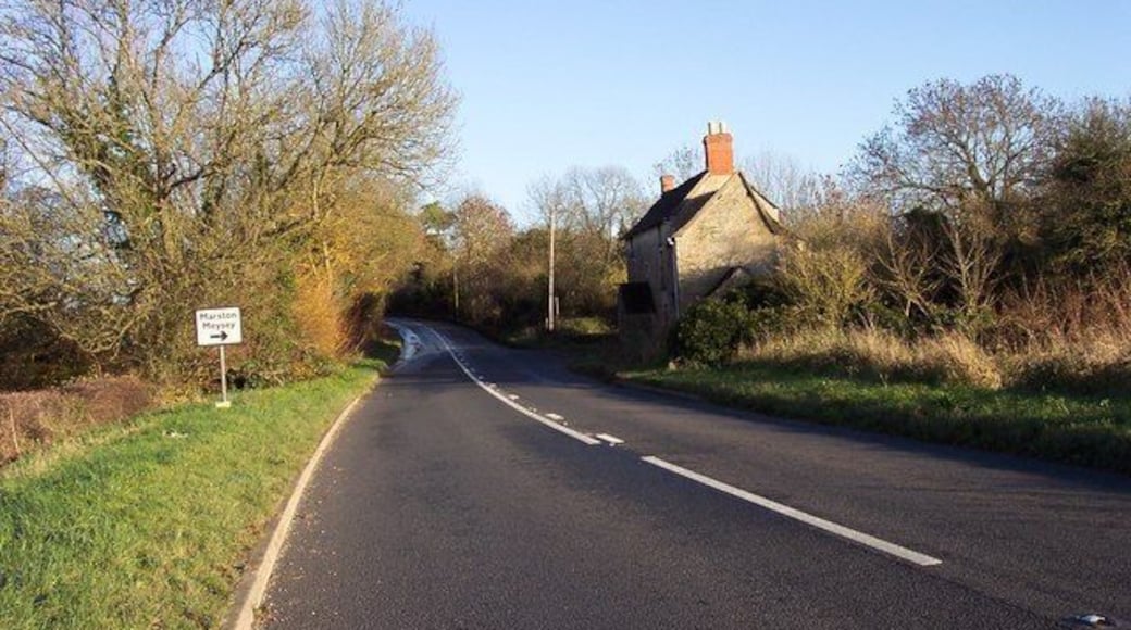 Three Magpies public house on the A417. Pub is now derelict, only named on the 1940's map. This spot is at the tip of the northernmost 'finger' of the county of Wiltshire.