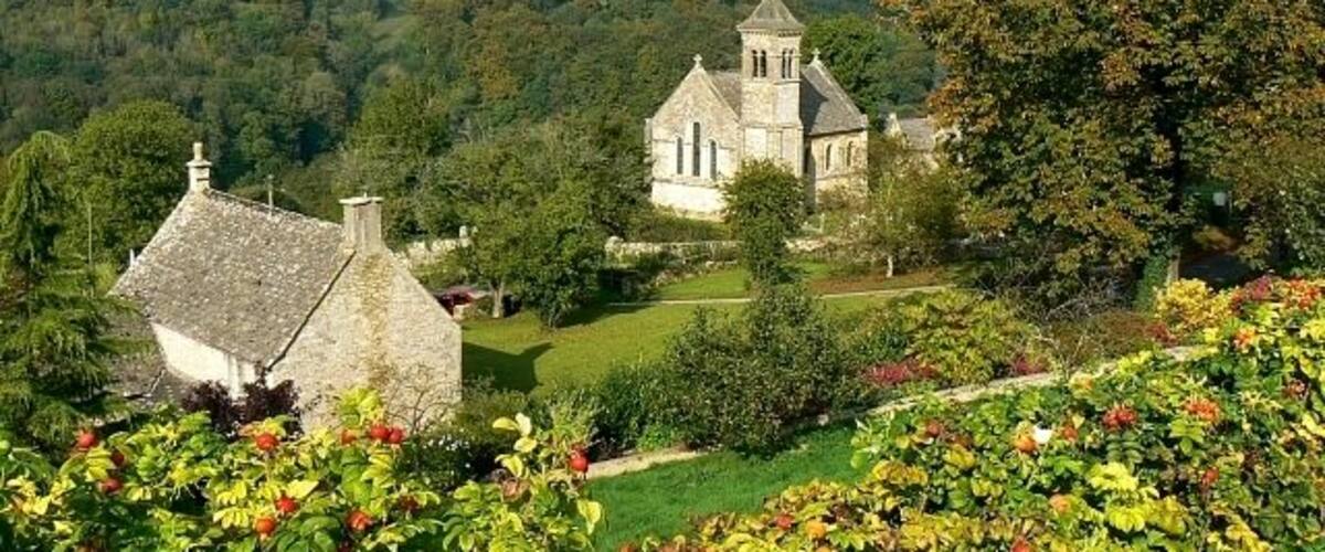 St Luke's church and a cottage, Frampton Mansell Frampton Mansell is a small, pretty village in a deep valley. The church just to the right of centre dates from the first half of the 19th century. This is all I could find out about it: 'The church was built in 1843 by the then Lord Bathurst, in the Italian style. It has an unusual chancel with fine stone vaulting. All windows are of stained glass with five richly coloured windows depicting Christ flanked by Matthew, Mark, Luke & John.' Courtesy of the Gloucestershire County Council website.