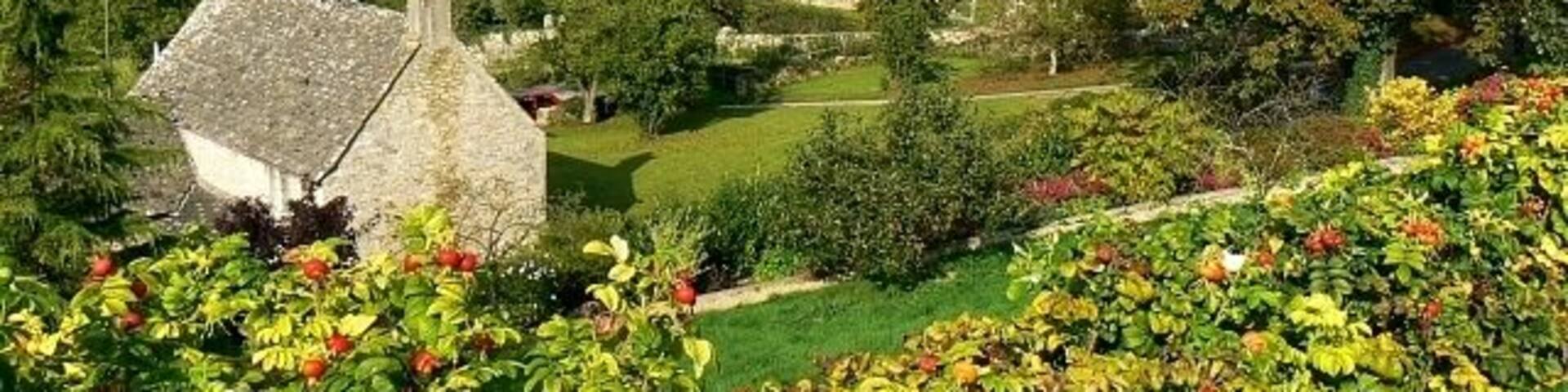 St Luke's church and a cottage, Frampton Mansell Frampton Mansell is a small, pretty village in a deep valley. The church just to the right of centre dates from the first half of the 19th century. This is all I could find out about it: 'The church was built in 1843 by the then Lord Bathurst, in the Italian style. It has an unusual chancel with fine stone vaulting. All windows are of stained glass with five richly coloured windows depicting Christ flanked by Matthew, Mark, Luke & John.' Courtesy of the Gloucestershire County Council website.