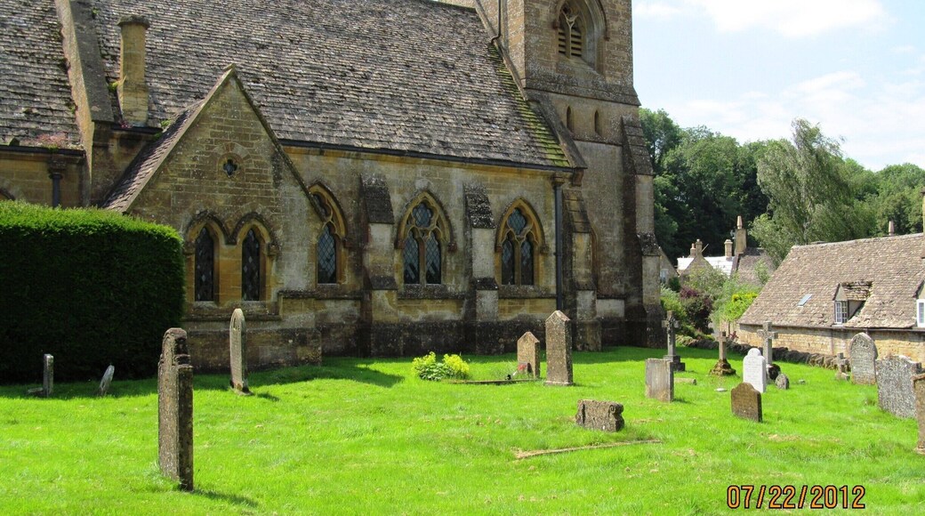 #localgem of the Cotswolds, this old church and cemetery, with such a great architecture and in perfect conservation. It's worthy to visit this town! #Architecture