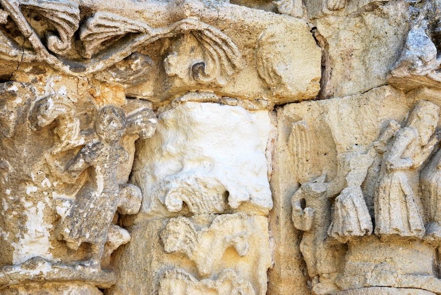 Un detallado tallado en piedra con diseños y figuras intrincados.