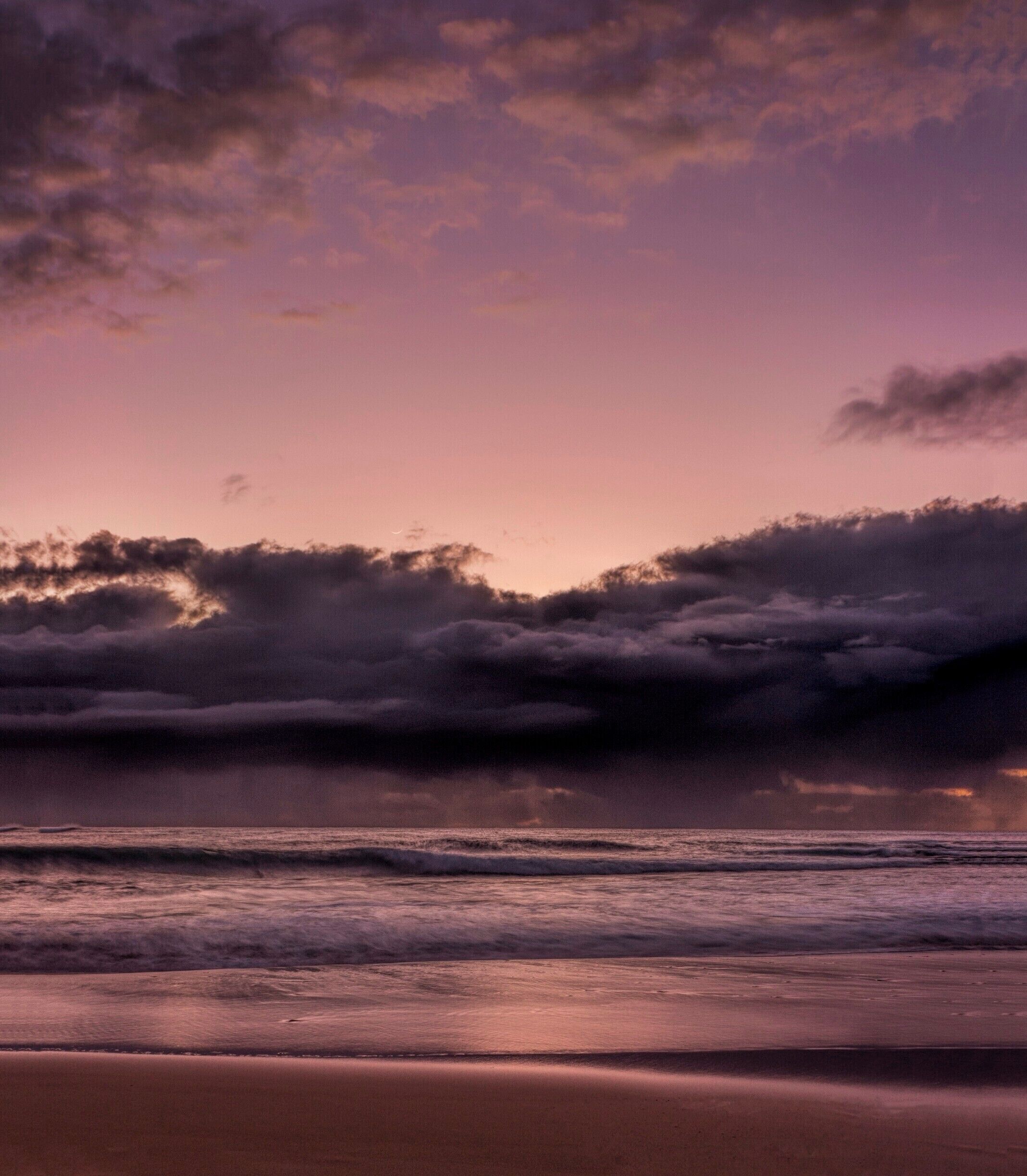I've harped on about it before but Sydney is so blessed too have all of these stunning shorelines. 
This is one of them, Mona Vale! Definitely an amazing beach to spend some time on at any time of day for photographers/family picnics or some beautiful alone time in the sun 