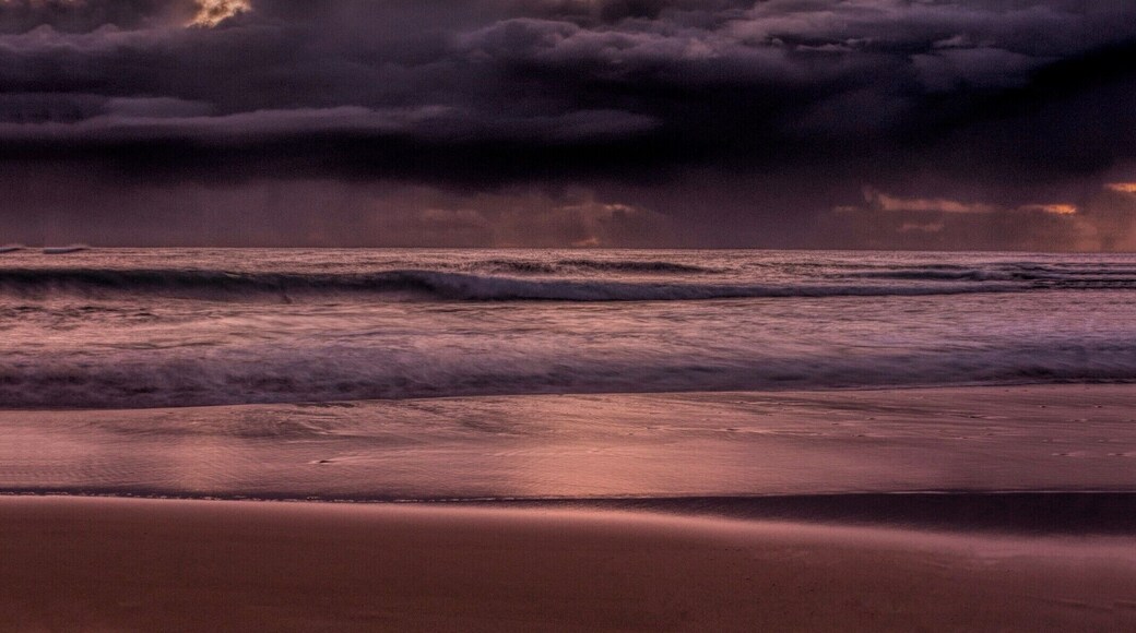 I've harped on about it before but Sydney is so blessed too have all of these stunning shorelines.
This is one of them, Mona Vale! Definitely an amazing beach to spend some time on at any time of day for photographers/family picnics or some beautiful alone time in the sun