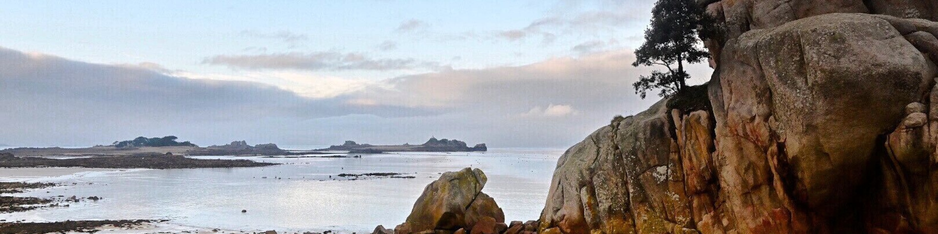 The spot called « le rocher du voleur » on the beach of Port Blanc, Côtes-d’Armor, Brittany