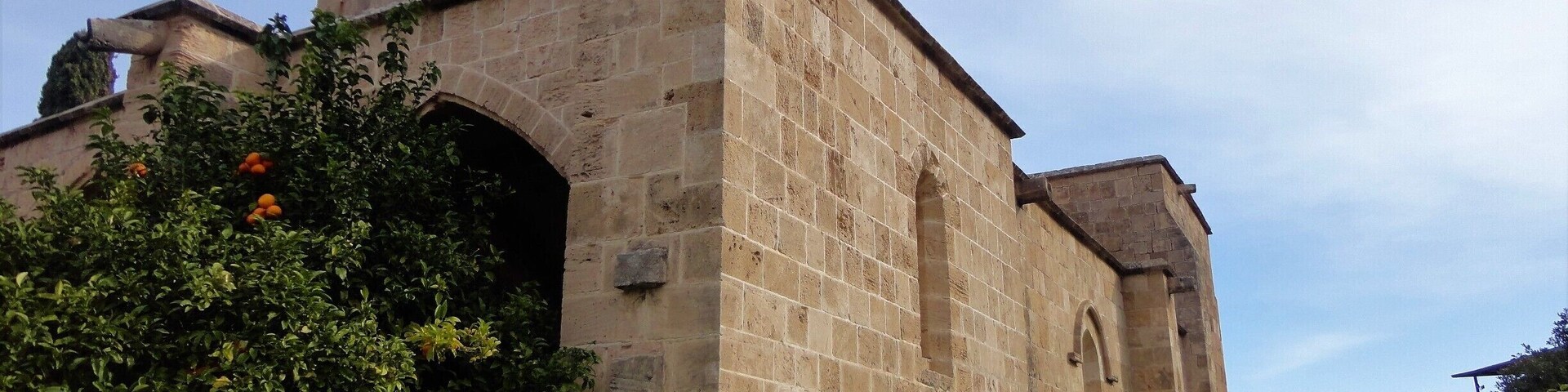 Lovely building in such a scenic setting #BellapaisAbbey #Cyprus #Mediterranean
#GoldenHour
#Lifeatexpedia
#Stunningstructure
#Architecture