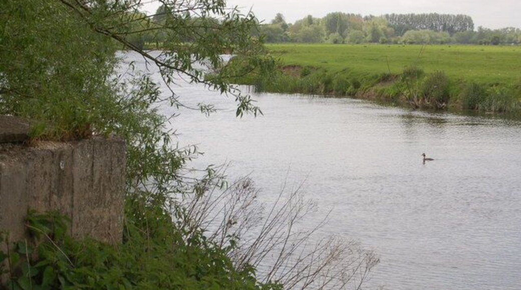 Anti-tank cube and Grebe on the Thames near Clifton Lock
