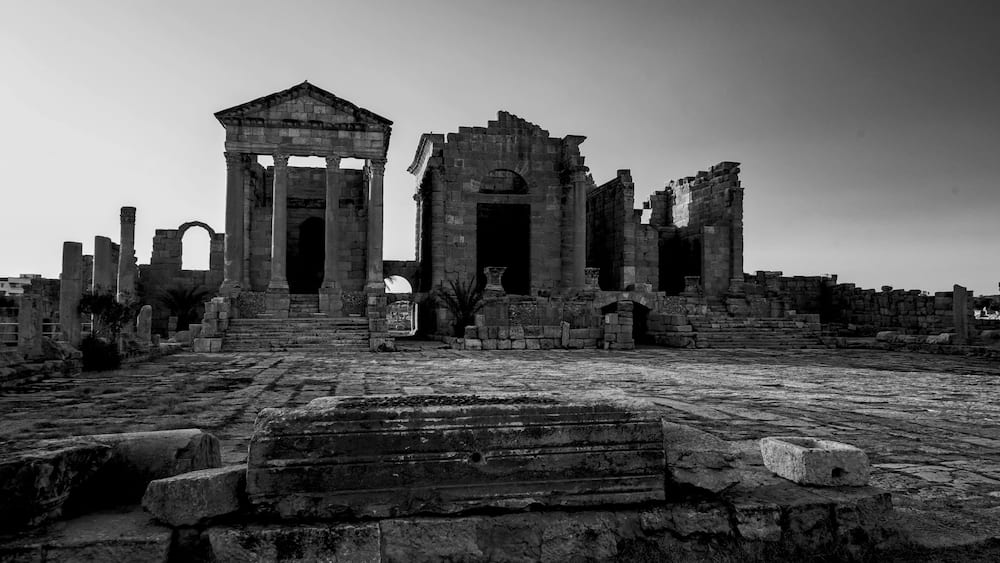 Archeologia in bianco e nero. Il complesso archeologico con i resti della antica città romana di Sufetular a Sbeitla nel governatorato di Kasserine.Tunisia, Nord Africa