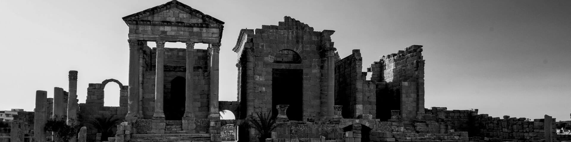 Archeologia in bianco e nero. Il complesso archeologico con i resti della antica città romana di Sufetular a Sbeitla nel governatorato di Kasserine.Tunisia, Nord Africa