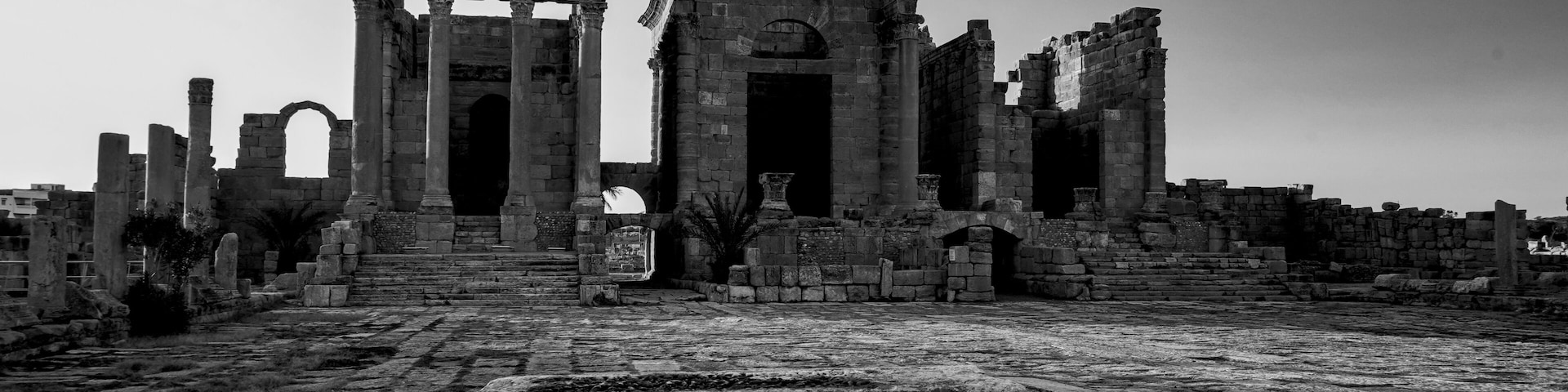 Archeologia in bianco e nero. Il complesso archeologico con i resti della antica città romana di Sufetular a Sbeitla nel governatorato di Kasserine.Tunisia, Nord Africa