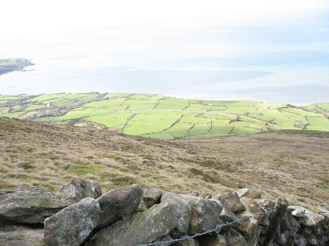 The western slope of Gyrn Goch The rough pasture of the large mountainside ffriths contrasts with the green of the tiny fields of the littoral strip.