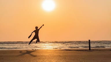 Besides a major pilgrimage center, Harihareshwar is a popular beach resort with two beaches, one to the north and the other to the south of the temple, with both offering an ideal place for tourists to relax, unwind and just be!