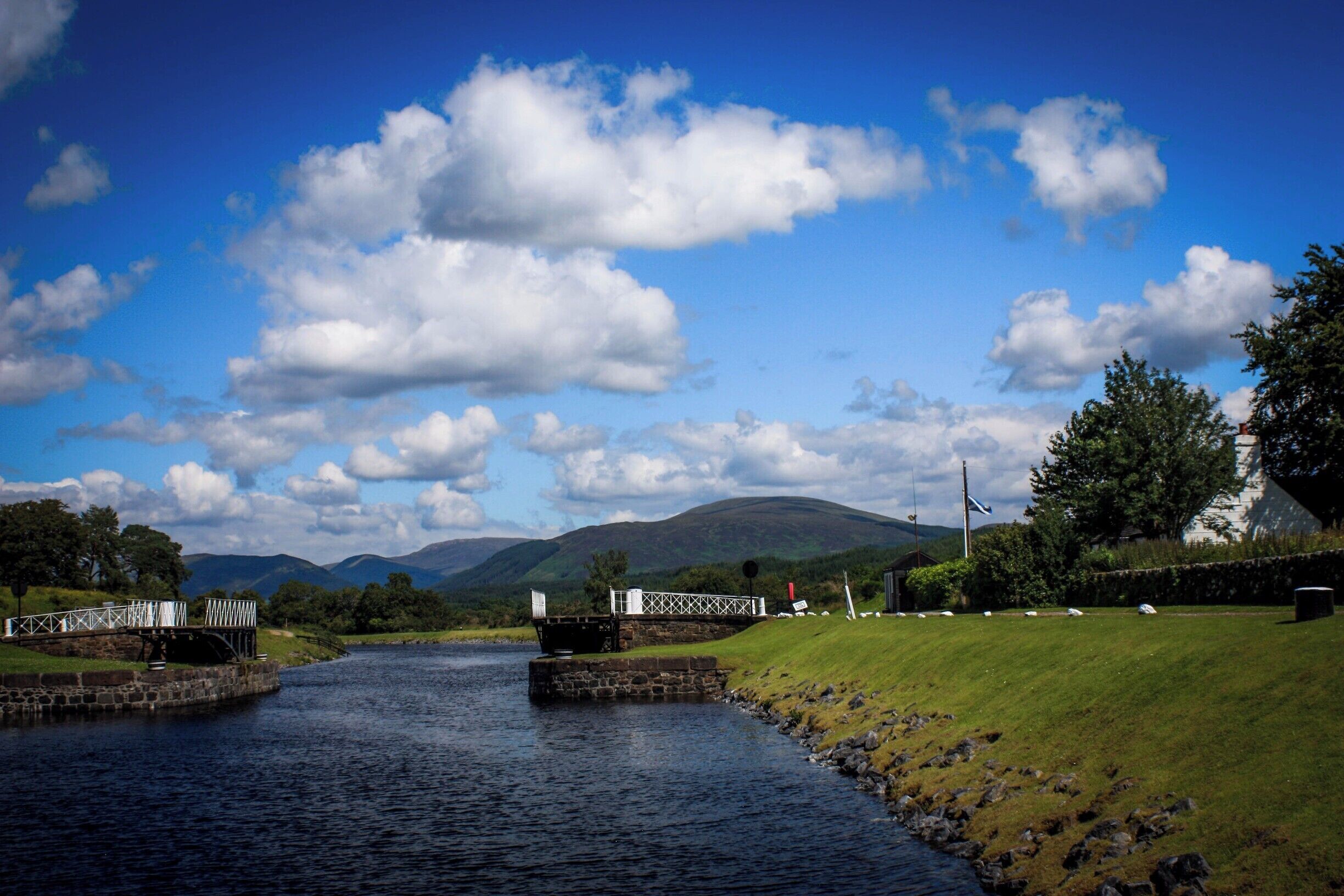 Moy swing bridge is an original hand operated bridge over the Caledonian Canal  Which runs between Fort William and Inverness .Considering this canal was designed by Thomas Telford and completed over a twenty year period ending in 1822 it is not surprising it has been designated a scheduled monument.