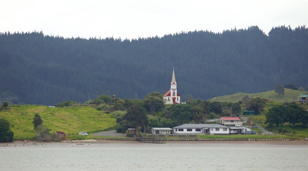 Rawene som viser en lille by eller en landsby, en sø eller et vandhul og fredfyldte omgivelser