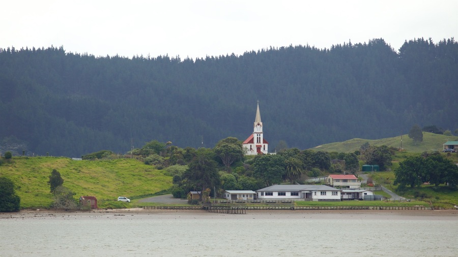 Rawene showing a small town or village, a lake or waterhole and tranquil scenes