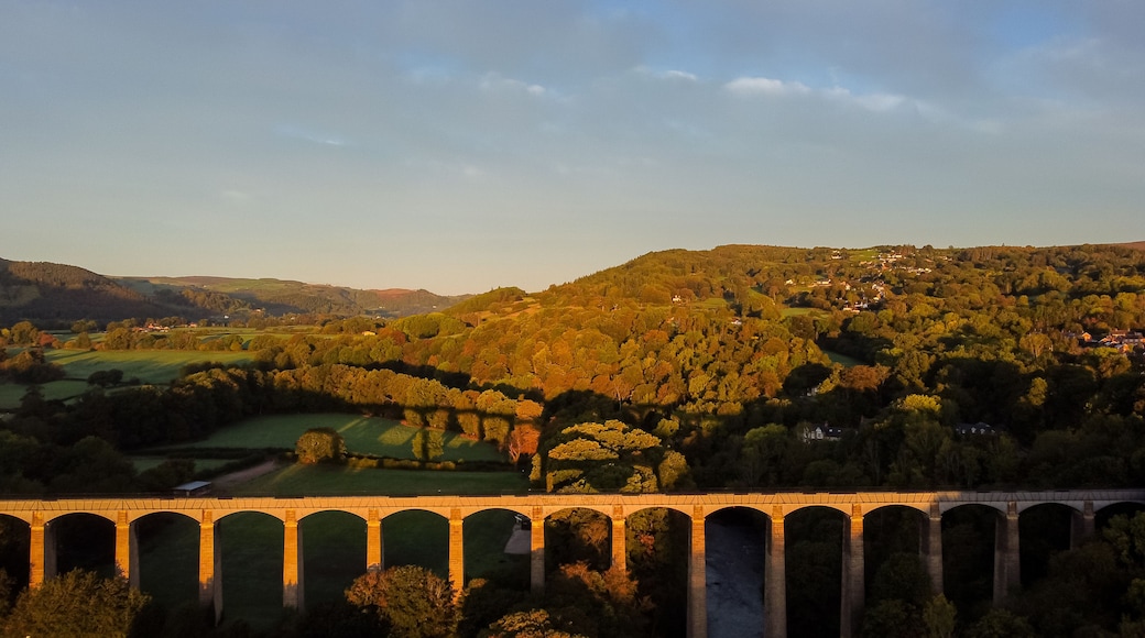 Un viaducto sobre un valle, con un pueblo al fondo.