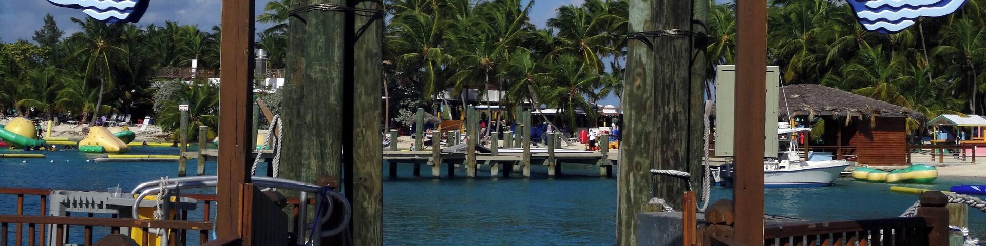 #Bahamas #BlueLagoonIsland
This island has many attractions such as encounter with dolphins and kayaks, but the real attraction is the water full of fish and an indescribable transparency.
Esta ilha possui diversos atrativos como encontro com golfinhos e caiaques, mas o verdadeiro atrativo é a água repleta de peixes e de uma transparência indescritível.