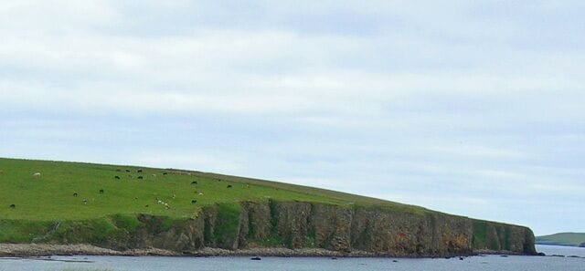 Rocky headland intruding into Taracliff Bay