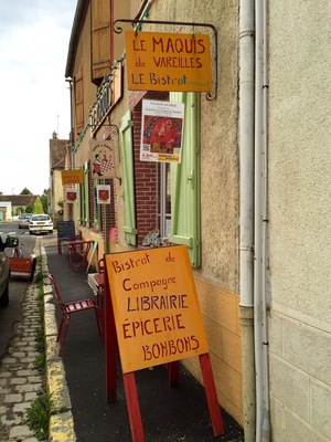 Un bistrot très particulier à Vareilles, France.