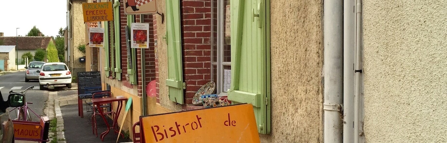 Un bistrot très particulier à Vareilles, France.